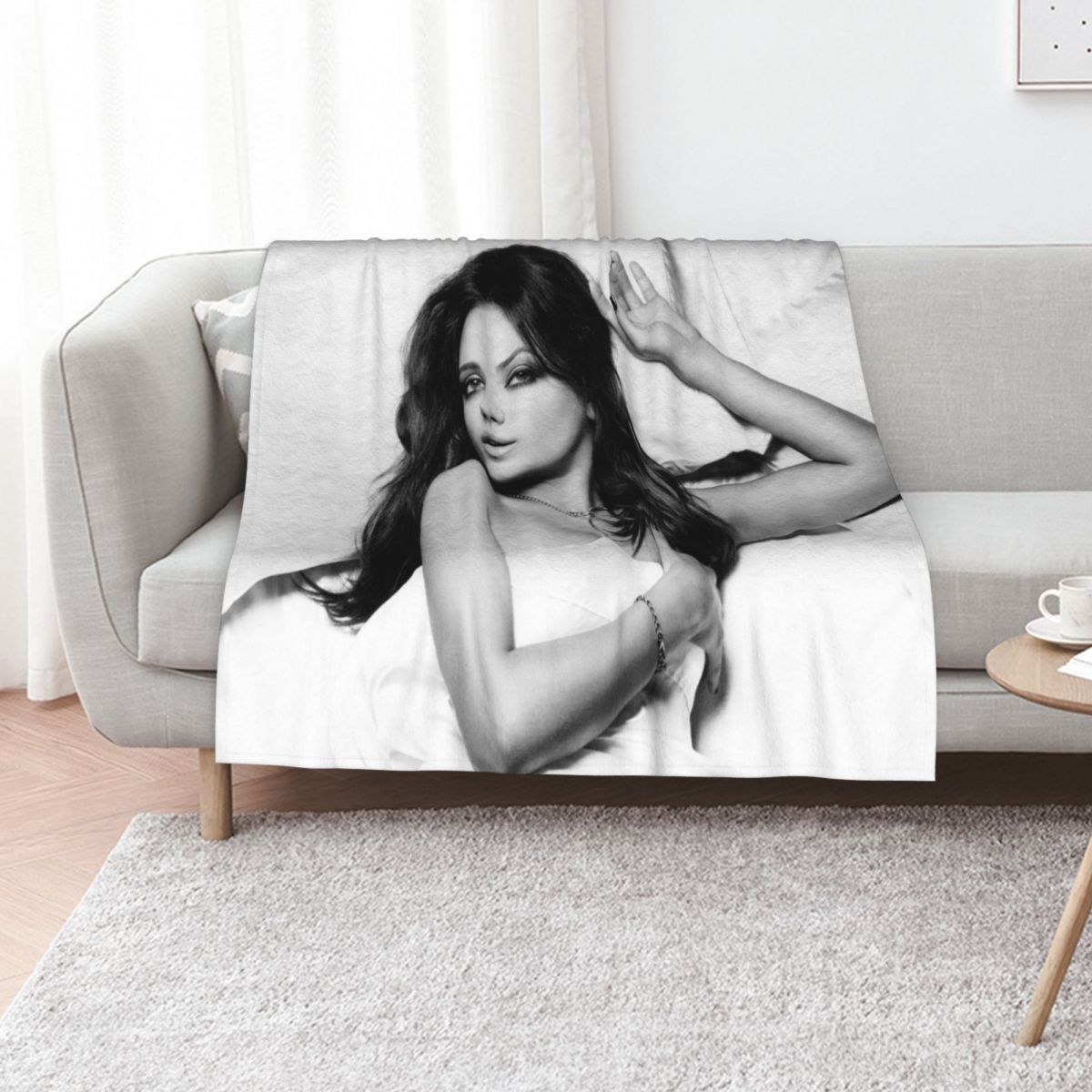 hot mila Throw Blanket cosplay - Anime Cosplay Idea recension och pris